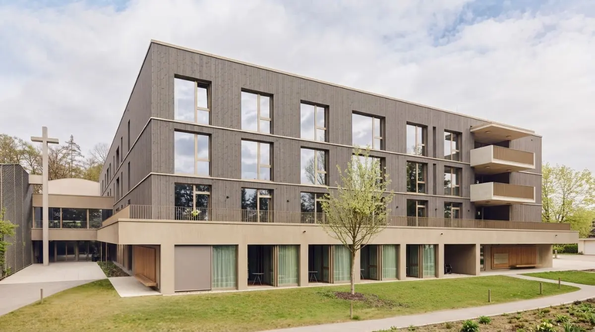Neubau mit dunkler Holzfassade und Garten im Quartier Altwerden im Kloster, Laupheim