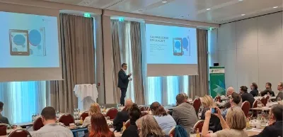 Blick ins Plenum der Fachkonferenz 2025 während eines Vortrags