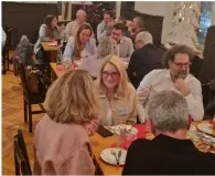 Teilnehmende an den Tischen im Konferenzsaal